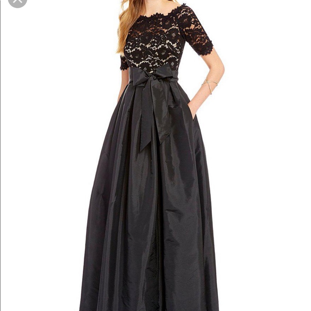 Vince Camuto size 2 black lace evening gown